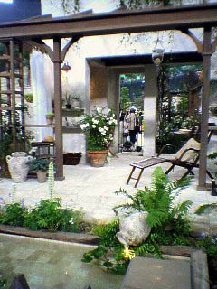 手前は池になってます。