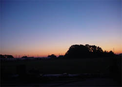 朝日が昇る寸前の農場　5:50AM頃
